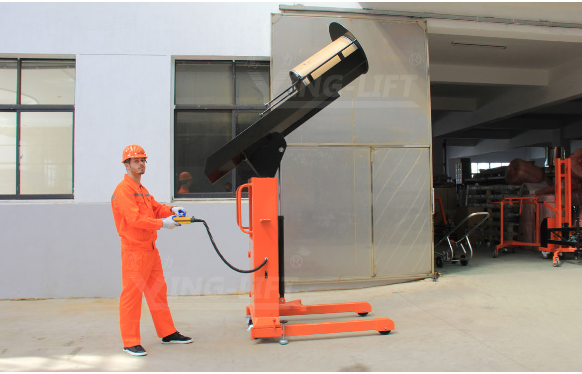 電動圓桶固體物料倒料車