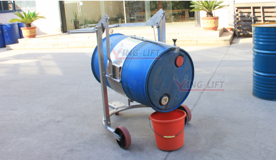 機(jī)械油桶翻轉(zhuǎn)車